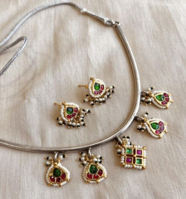 Manali Fusion Pachi Kundan adjustable Hasli ( pink and green )