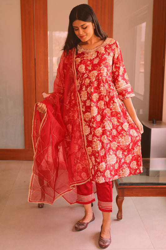 Red shantoon flared kurta with pants and organza dupatta